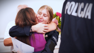 Zdjęcie: policjantka w objęciach.
