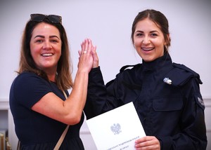 Zdjęcie: policjantka z kobietą.
