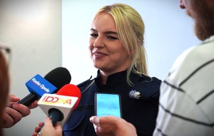 Zdjęcie: policjantka wypowiada się do mediów.