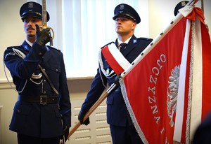 Zdjęcie: policjanci ze sztandarem.
