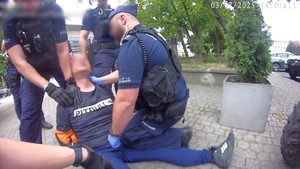 zdjęcie: policjanci podczas interwencji