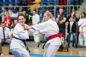 Zawodniczki karate walczą ze sobą na macie