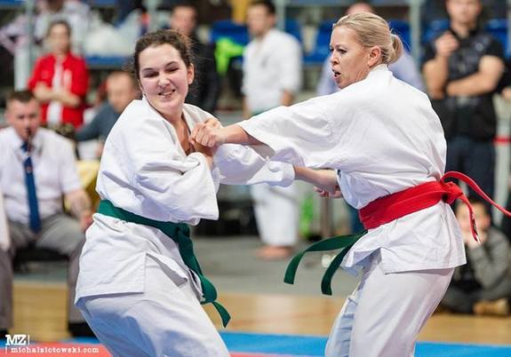 zawodniczki karate walczą na macie