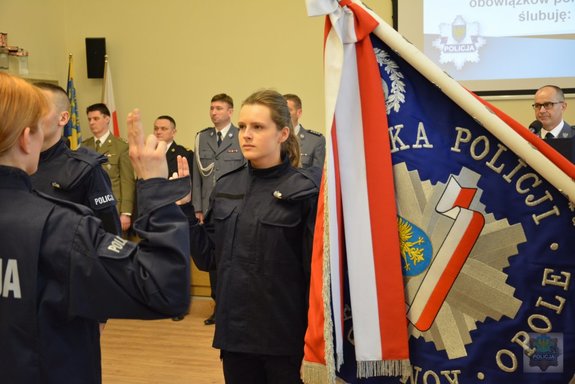 Nowo przyjęci policjanci ślubują na sztandar