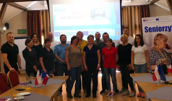 Zdjęcie grupowe policjantów oraz pracowników cywilnych policji zaangażowanych w projekt &quot;Seniorzy! Oszustwo nie zna granic&quot;.