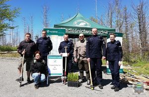 Komendant komisariatu w Prudniku mł. insp. Krzysztof Urban wraz ze swoimi pracownikami i nadleśniczym z Prudnika