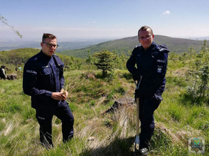 Komendant z Prudnika z policjantem sadzą drzewka