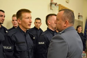 Młodzi policjanci ze swoimi przełożonymi