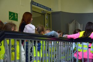 grupa zwiedzających idą po schodach w komendzie