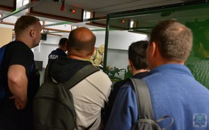 grupa osób ogląda strzelnicę w komendzie