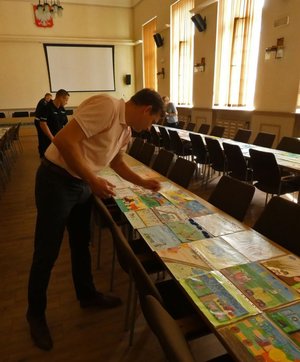 Komisja w trakcie wyłaniania zwycięskich prac