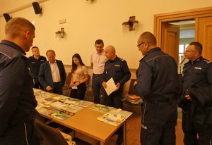 Komendant główny gen. insp. Jarosław Szymczyk odwiedza komisję w trakcie pracy