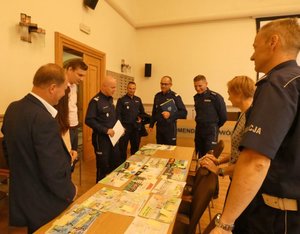 Komendant główny gen. insp. Jarosław Szymczyk odwiedza komisję w trakcie pracy