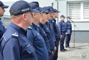 stoi w szeregu kadra kierownicza opolskiej policji