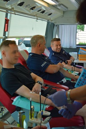 policjanci oddają krew