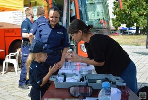 policjantka pobiera odciski palców