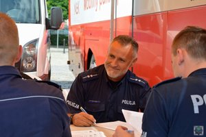 policjanci wypełniają karty krwiodawców