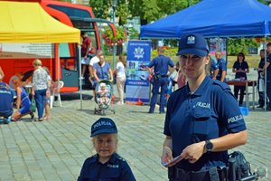 policjantka podczas zbiórki krwi