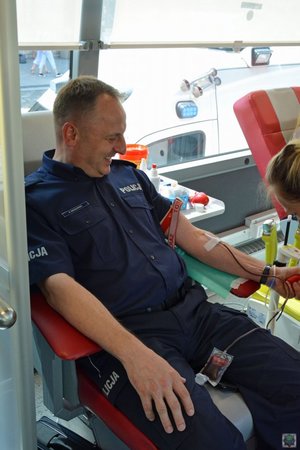 Komendant Miejski Policji w Opolu oddaje krew
