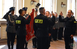 4 policjantów ślubuje na sztandar