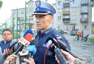 policjant ruchu drogowego udziela informacji mediom