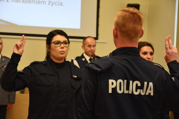 policjanci składają rotę ślubowania