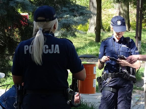 Policjanci w trakcie weryfikowania zgłoszeń z KMZB