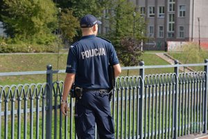 Policjanci w trakcie weryfikowania zgłoszeń z KMZB