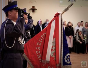 policjanci z pocztu sztandarowego trzymają sztandar garnizonu opolskiego policji