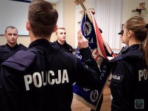 policjanci ślubują przed sztandarem