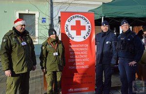 policjanci w trakcie akcji oddawania krwi