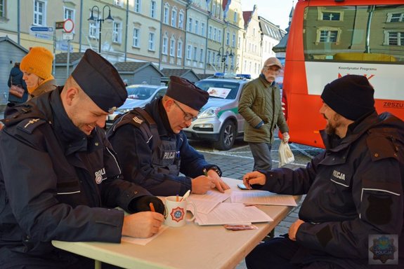 policjanci w trakcie akcji oddawania krwi