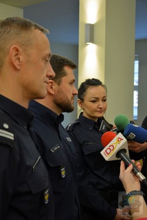 policjanci w trakcie spotkania z mediami mówią o bezpieczeństwie