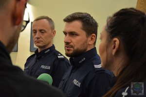 policjanci w trakcie spotkania z mediami mówią o bezpieczeństwie