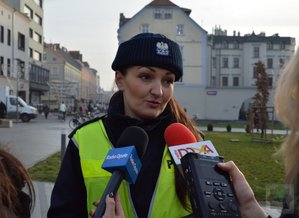 policjanci rozdają odblaski na ulicach Opola i rozmawiają z mieszkańcami o bezpieczeństwie