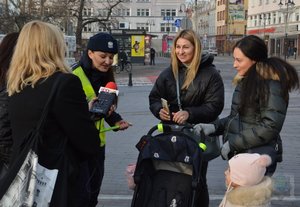 policjanci rozdają odblaski na ulicach Opola i rozmawiają z mieszkańcami o bezpieczeństwie