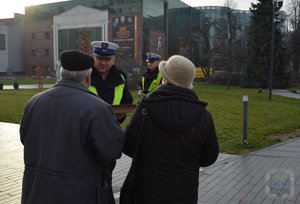 policjanci rozdają odblaski na ulicach Opola i rozmawiają z mieszkańcami o bezpieczeństwie