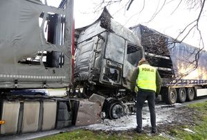 policjanci pracują na miejscu podpalenia