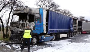 policjanci pracują na miejscu podpalenia