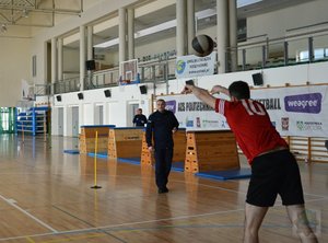 uczestnicy turnieju w trakcie pucharowych zmagań na teście fizycznym i pierwszej pomocy