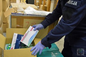 policjanci otrzymują środki sanitarne