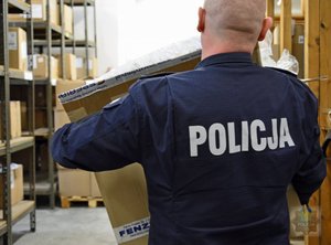 policjanci otrzymują środki sanitarne