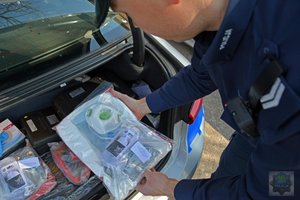 policjanci z ruchu drogowego zaopatrzeni w sprzęt