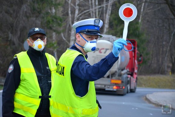 policjanci zatrzymują samochód do kontroli