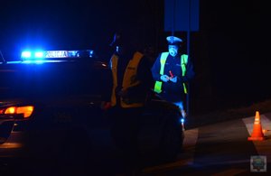 policjant idzie w kierunku radiowozu