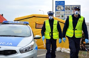 opolscy policjanci - umundurowani funkcjonariusze, na granicy kontrolują pojazdy