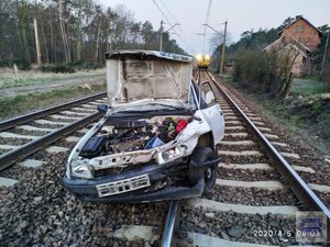 zniszczony opel, po zderzeniu z pociągiem