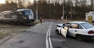 zniszczony opel, po zderzeniu z pociągiem