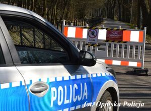 policjanci w trakcie sprawdzania czy przestrzegane są obostrzenia