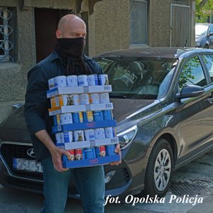 policjanci i pracownicy cywilni wspierają opolskie schronisko dla zwierząt